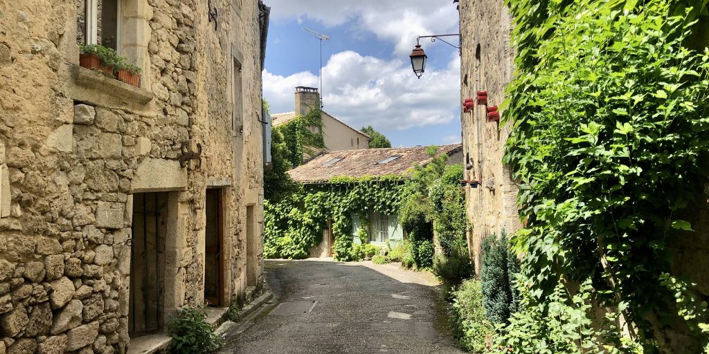 Castelmoron d'Albret : visiter le plus petit village de France avec un chien